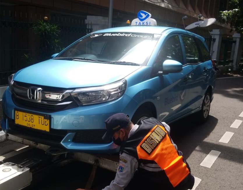 Mobil Taksi Terparkir Di Badan Jalan Pegangsaan Diderek Petugas