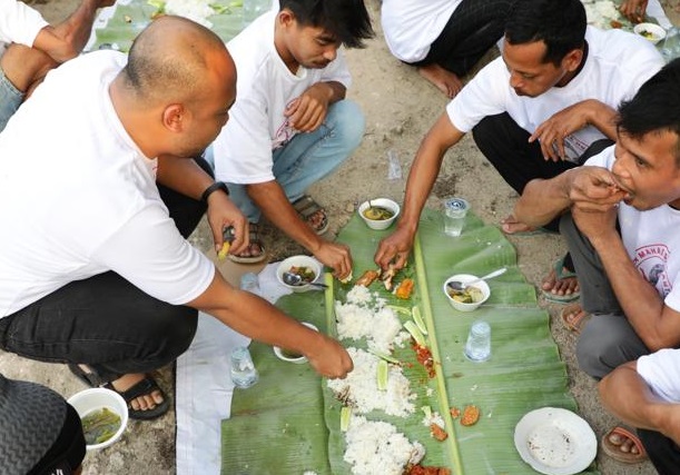 Pemuda Mahasiswa Ganjar Ajak Warga Diskusi Kepemimpinan Sambil Makan