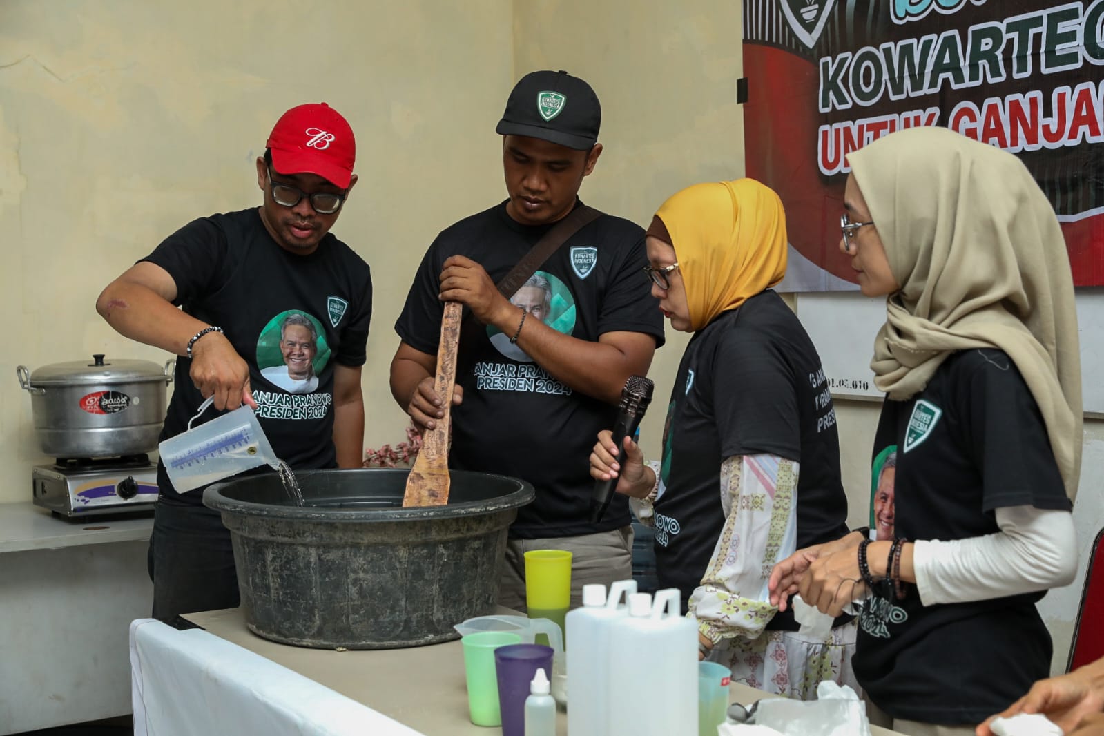 Lewat Pelatihan Pembuatan Sabun Cuci Piring Kowarteg Ganjar Komitmen