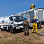 Satgas TNI memadam kobaran api dekat Bandara di Kongo. (pen-satgas TNI/sir)
