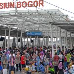 Calon penumpang kereta api Commuter Line antre masuk stasiun Besar Bogor, di Kota Bogor, Jabar, Minggu (19/7)