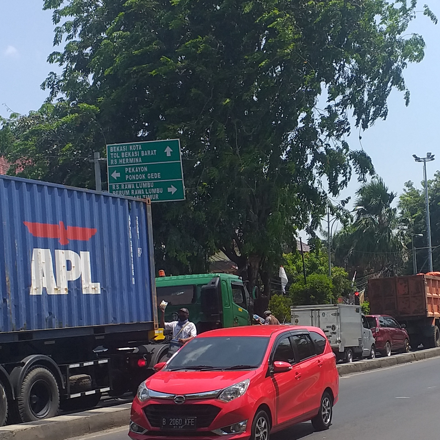 Awas Badan Jalan  Siliwangi  Dekat Mapolsek di Rawalumbu 