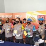 Kapolres Tangsel AKBP Iman Setiawan saat menjelaskan kronologis penembakan satu dari dua pelaku pencurian di Kampung Ciater, Serpong. (anton)