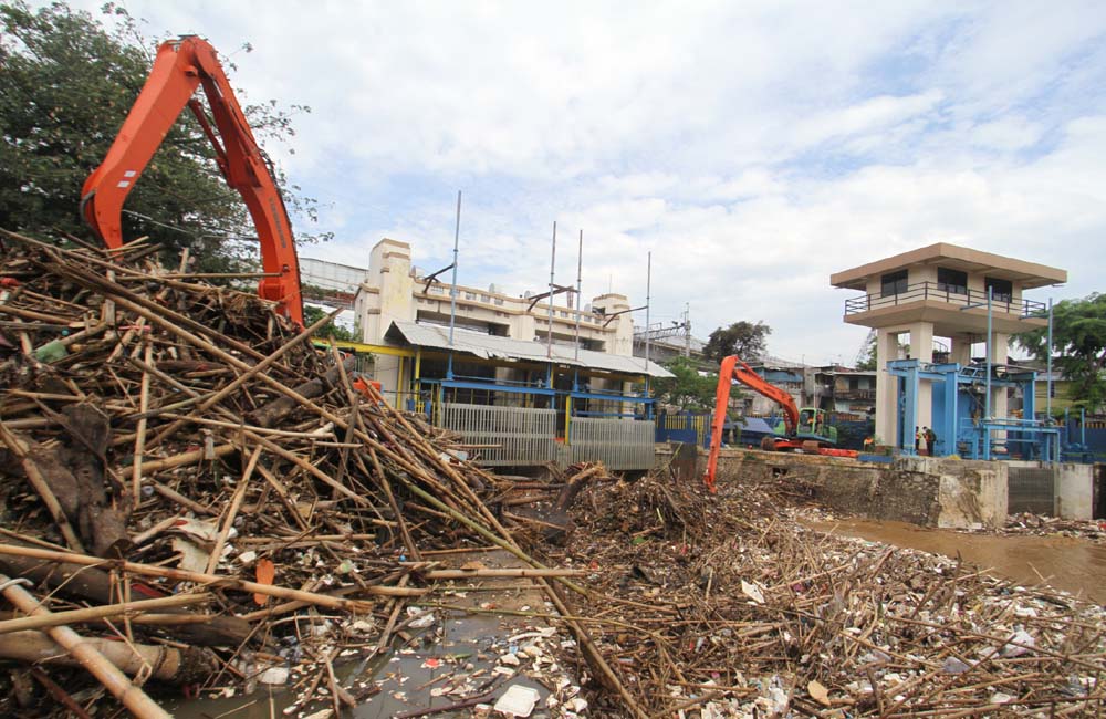 Penumpukan Sampah di Pintu Air Manggarai  Poskotaonline