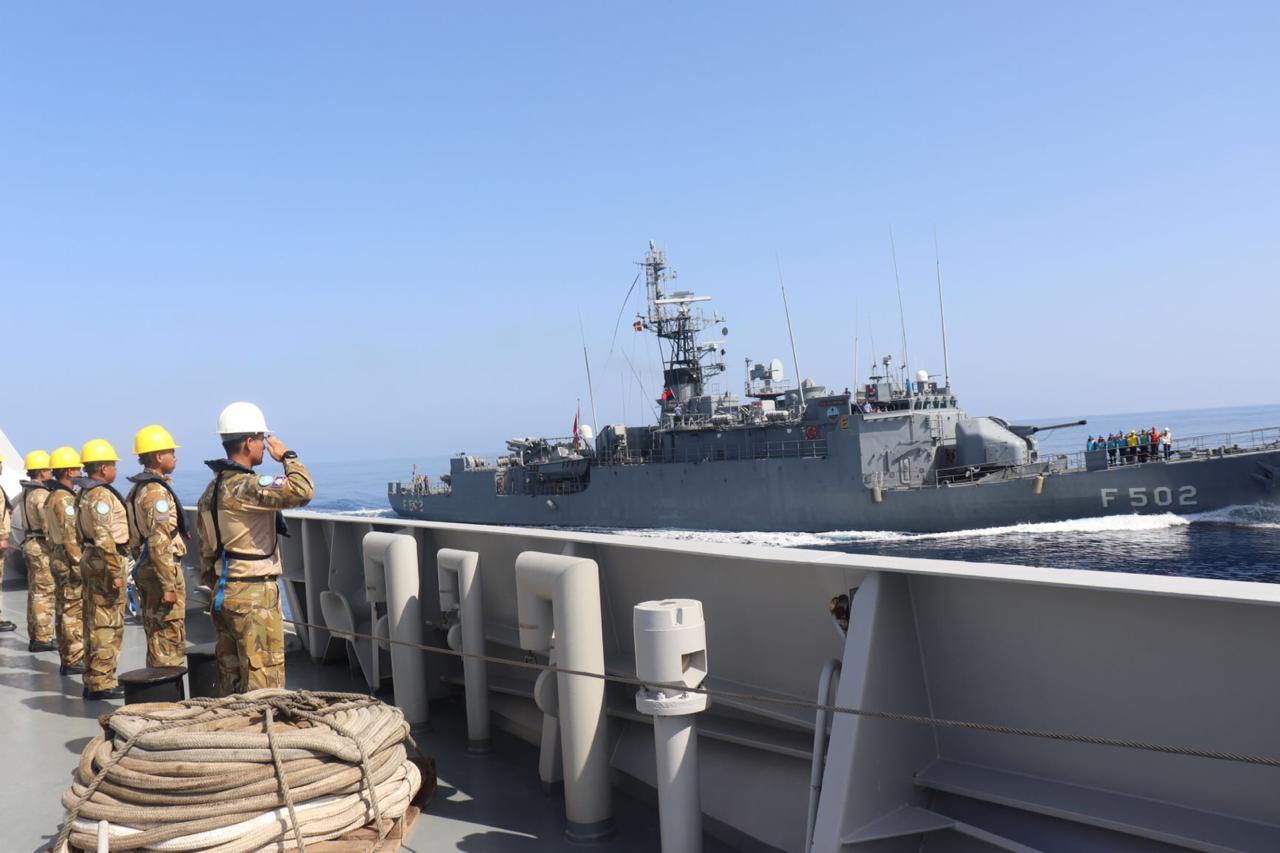 Satgas MTF TNI KRI Sultan Hasanudin-366 Latihan Bersama Kapal Perang ...