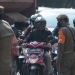 satpol-pp-depok-dan-jakarta-razia-masker-di-wilayah-perbatasan