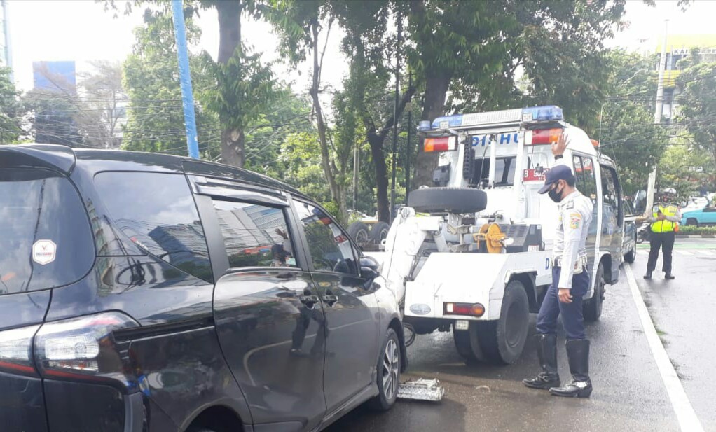 Parkir di Trotoar dan Bahu Jalan, Belasan Kendaraan Diderek Petugas