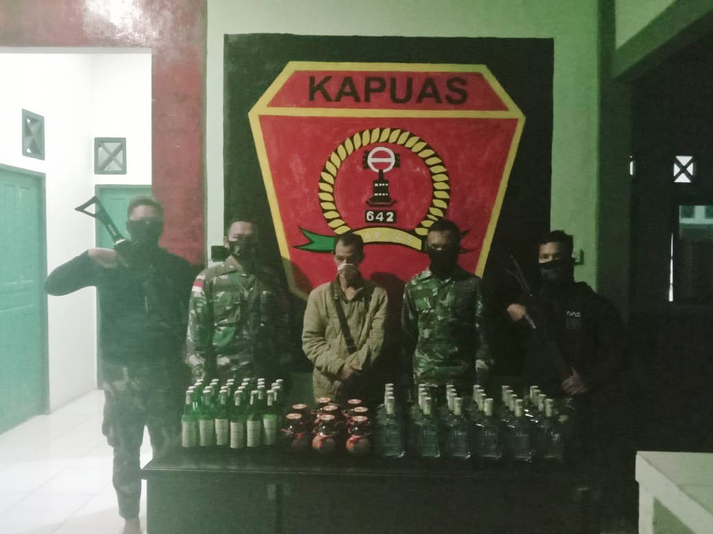 Satgas Pamtas Yonif 642kapuas Gagalkan Penyelundupan Minuman Keras Poskotaonline 1583