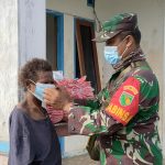 TNI bagikan masker