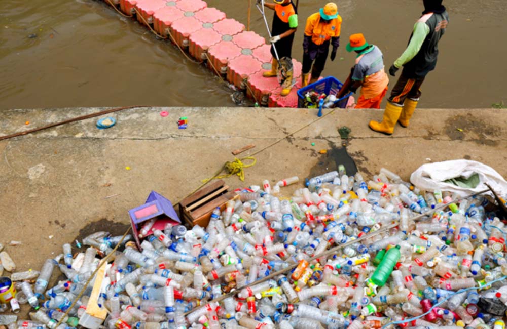 Eks Menteri Kelautan Susi Pudjiastuti Rekam Sampah Di Pantai Bukti Gelas Aqua Paling Dominan