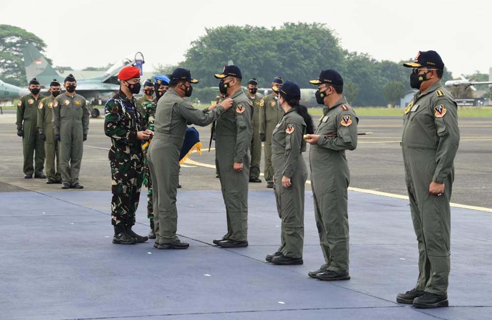 Panglima TNI Sematkan Brevet Wing Kehormatan Penerbang Kepada Empat ...