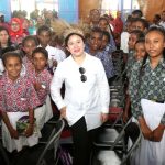 KETUA dpr ri pUAN mAHARANI BERFOTO BERSAMA ANAK SEKOLAH 4