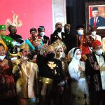 Ketua DPD dan anggota berfoto brsama mengenakan baju adat 14.jpg