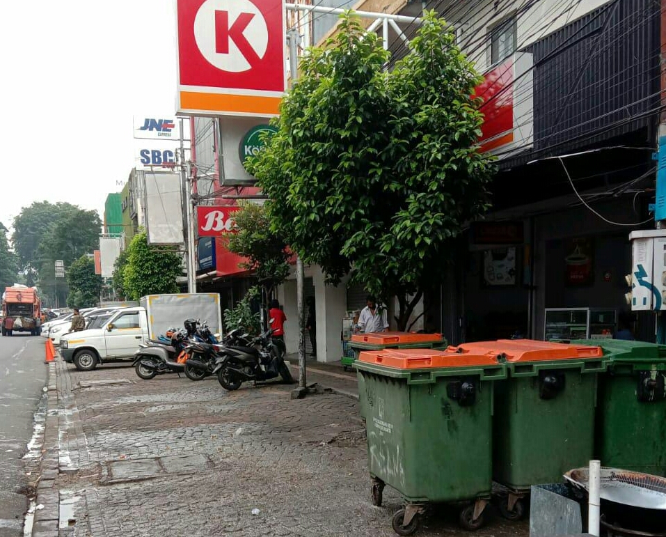 Buang Sampah Sembarangan Di Sabang Kebon Sirih, Siap-siap Di-OTT Dinas ...