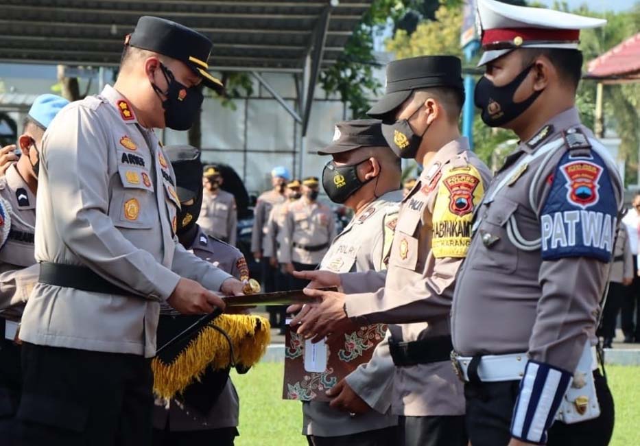 Kapolres Pekalongan Beri Reward Anggotanya Yang Berprestasi Dan ...