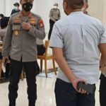 Kombes Yandri Irsan berdialog dengan peserta vaksinasi