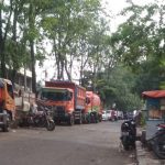 Jalan dijadikan parkir