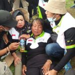 Sulastri salah satu pedemo yang pinsan di depan pintu DPR 1 (2)