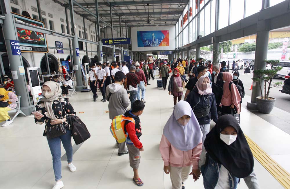 Libur Nataru, Stasiun Pasar Senen Mulai Ramai Pemudik - Poskotaonline