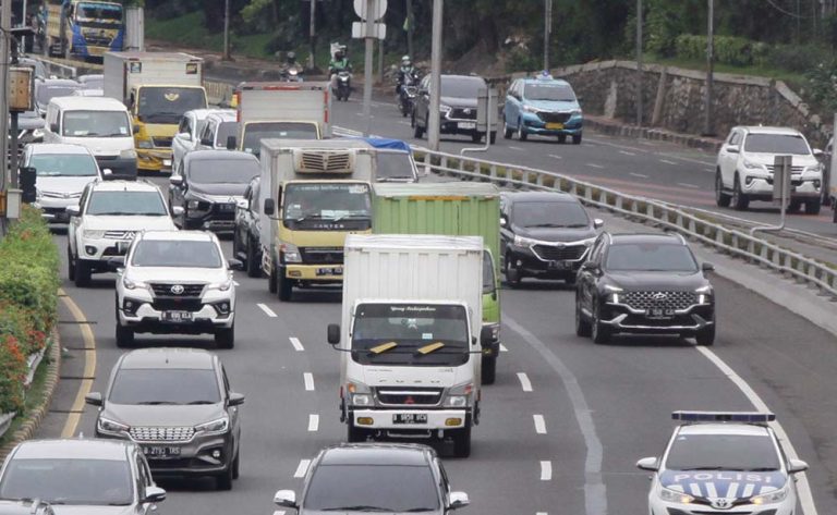 Truk Barang Dilarang Masuk Tol Saat Nataru - Poskotaonline