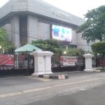 Spanduk bertebaran