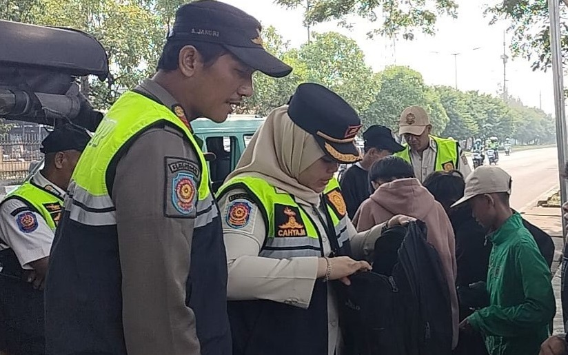 Cegah Tawuran, Satpol PP Bubarkan Pelajar Nongkrong Di Pinggir Jalan ...