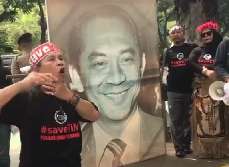 FSP - TIM Unras Membentangkan Poster Bang Ali Sadikin di Balai Kota DKI ...