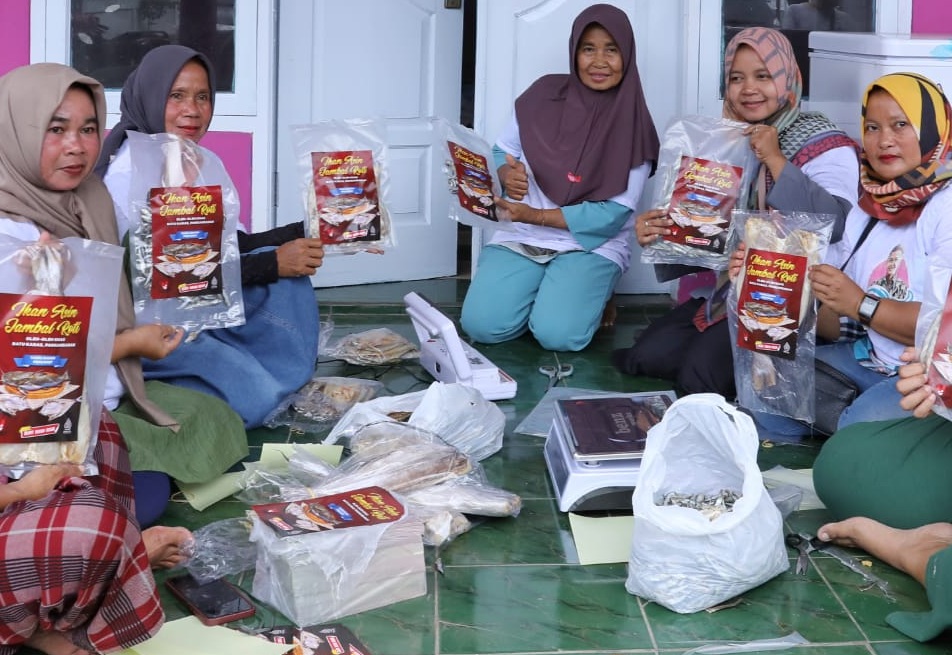 Wanita Nelayan Ganjar Bantu Pengembangan Produk Ikan Asin Di