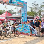 Ketua Yayasan Pendidikan Budi Luhur Cakti Kasih Hanggoro saat melepas peserta JPG Bukit Batu MTB Trail Race 2023 salah satu kategori.“UBL - Sinarmas Land, JPG Bukit Batu, MTB Trail Race 2023”