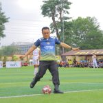 Kapolda Lampung Irjen Pol Helmy Santika melakukan tendangan pTournament Minisoccer Bhayangkara Cup I 2023