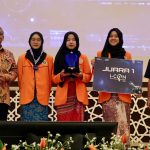Pemenang gelaran I-CON 2.0 menerima hadiah.