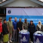 PAM Jaya bagikan tandon air di Pademangan Timur.