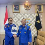 AKBP Ronny Zulkarnain, S.H. (kiri)