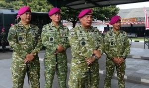 Marinir bantu korban gempa