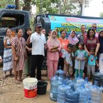 Brimob bantu air bersih