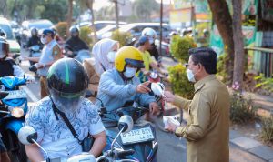 Pemkot Tangerang bagi masker