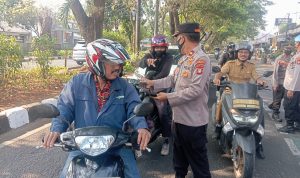 Polsek Tangerang bagikan masker