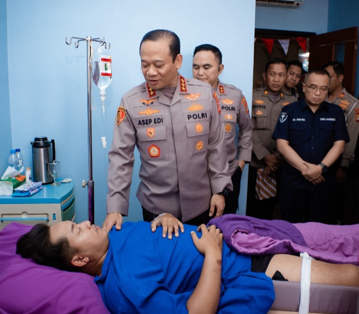 Kapolda Komjen Asep Edi Jenguk Anggota Dirawat di RS Polri Akibat Kena Tembak dan Kecelakaan saat Bertugas