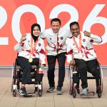 Atlet para tenis meja Indonesia Barce Eynstend Layaba (kiri) bersama Leli Marlina (kanan) bersama pelatih Bayu Widhie Hapsari (tengah) berpose bersama setelah meraih medali dari cabang olahraga para tenis meja nomor ganda campuran kelas 10 Asian Para Games 2026 di Sky Hall Toyota, Aichi, Jepang, Jumat (23/10/2026).