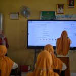 Interactive Flat Panel (IFP) atau Papan Interaktif Digital (PID).