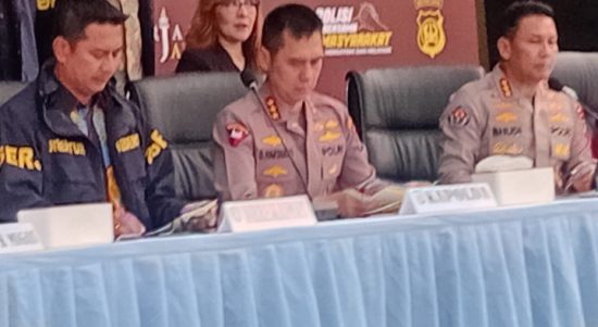 Komjen Dadang Hartanto (tengah)